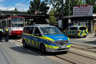 Einsatzkräfte vor der Stadtbahn. Es kam zu Verkehrsbehinderungen.