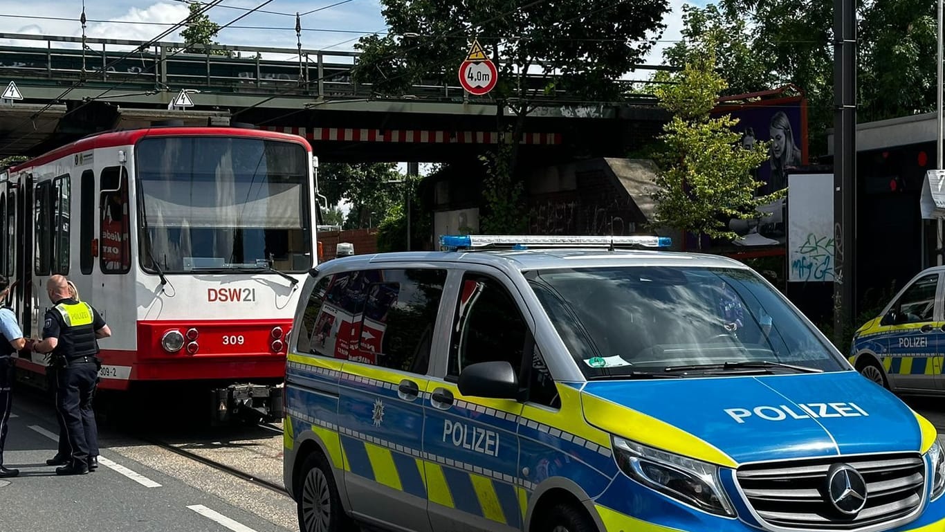 Einsatzkräfte vor der Stadtbahn. Es kam zu Verkehrsbehinderungen.