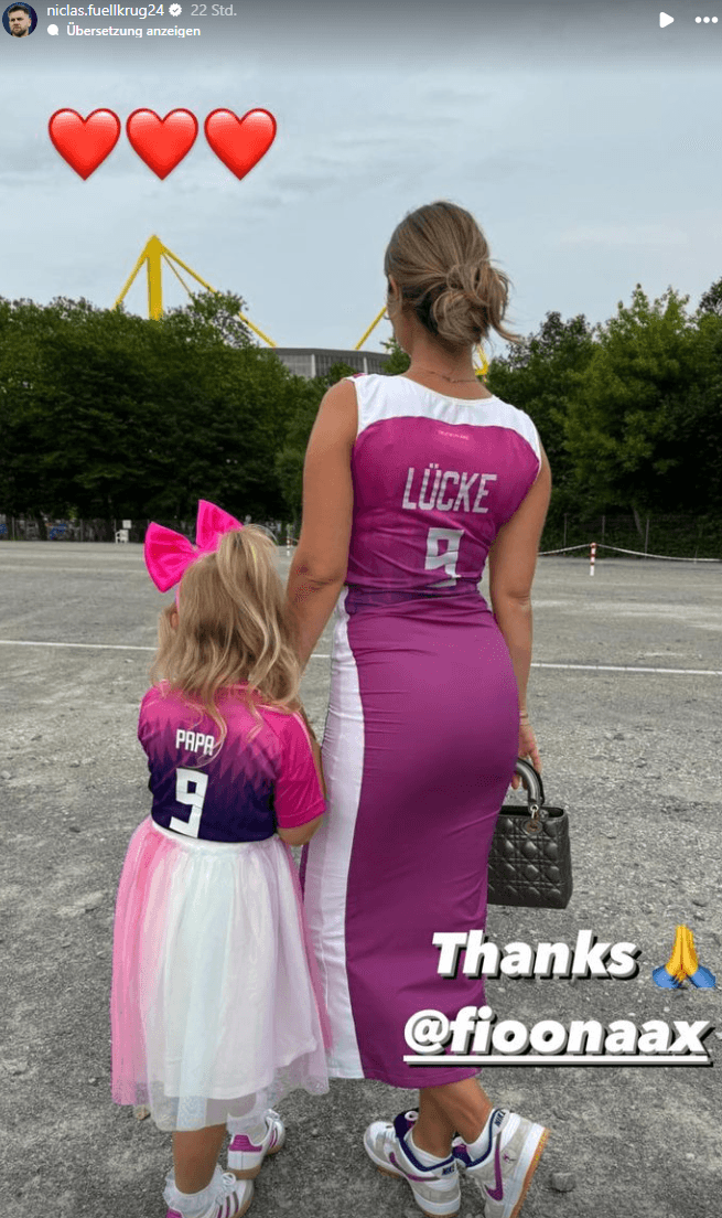 Lisa und Emilia unterstützen Nationalspieler Niclas Füllkrug.