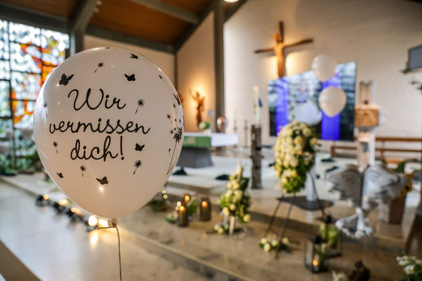 Im geschmückten Altarraum der katholischen St. Michael Kirche in Bremervörde können Menschen Abschied von dem kleinen Arian nehmen.