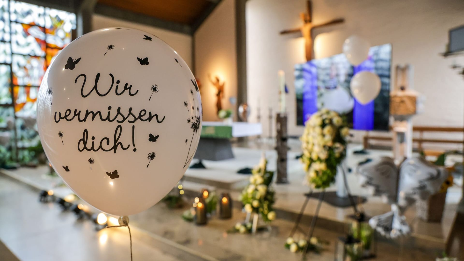 Im geschmückten Altarraum der katholischen St. Michael Kirche in Bremervörde können Menschen Abschied von dem kleinen Arian nehmen.