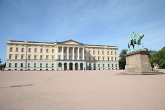 Außenansicht des norwegischen Königsschlosses in Oslo in der Sonne (Archivbild)
