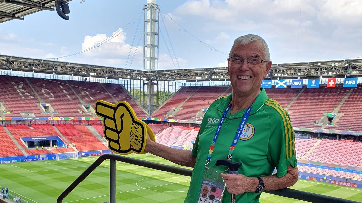 Robert Ruß im Rheinenergiestadion: Der 78-Jährige ist Kölns ältester Volunteer.