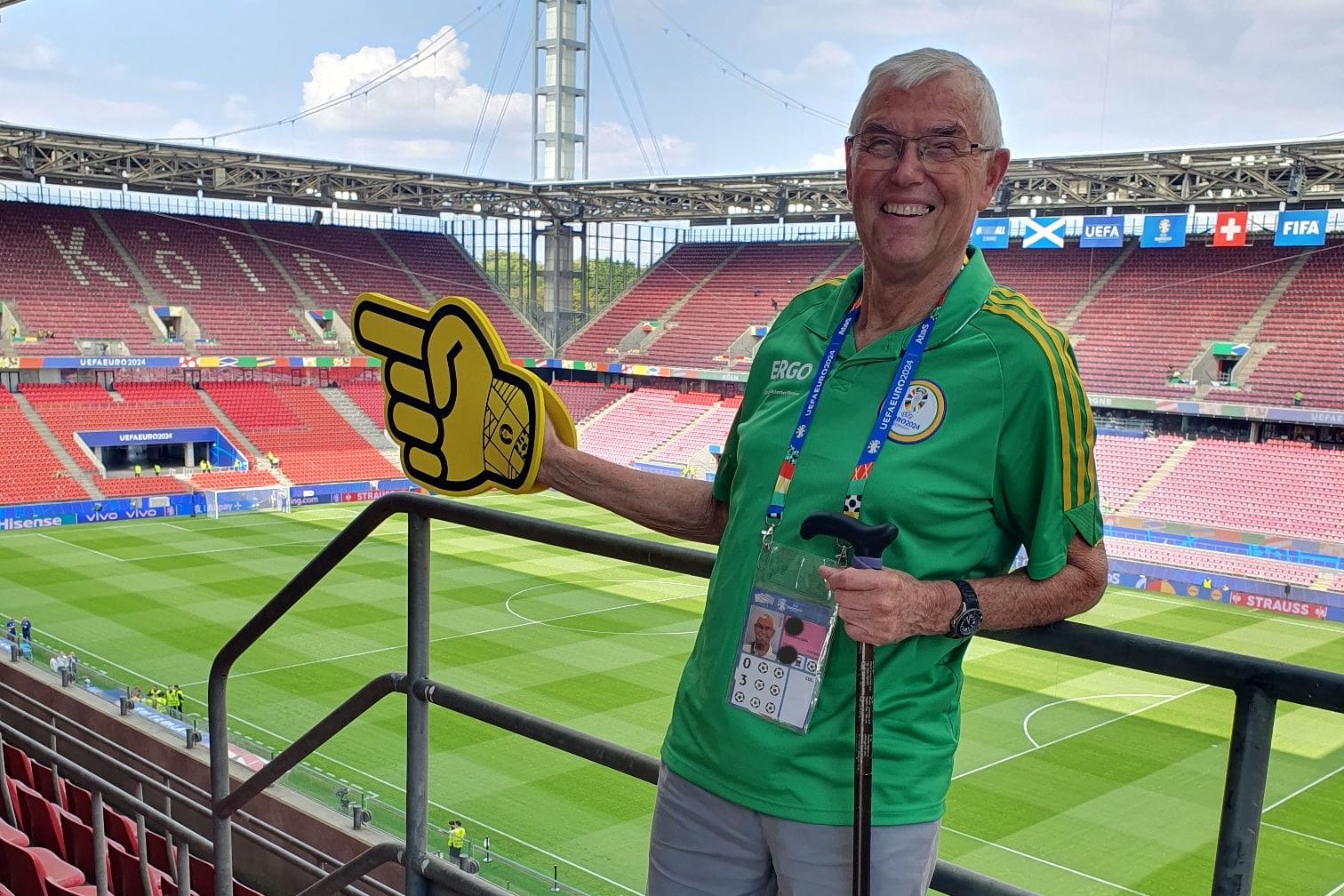 Robert Ruß im Rheinenergiestadion: Der 78-Jährige ist Kölns ältester Volunteer.