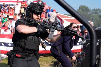 Mitarbeiter des Secret Service sichern die Umgebung der Bühne, auf der Donald Trump angeschossen wurde.