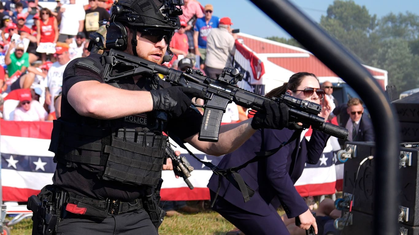 Mitarbeiter des Secret Service sichern die Umgebung der Bühne, auf der Donald Trump angeschossen wurde.