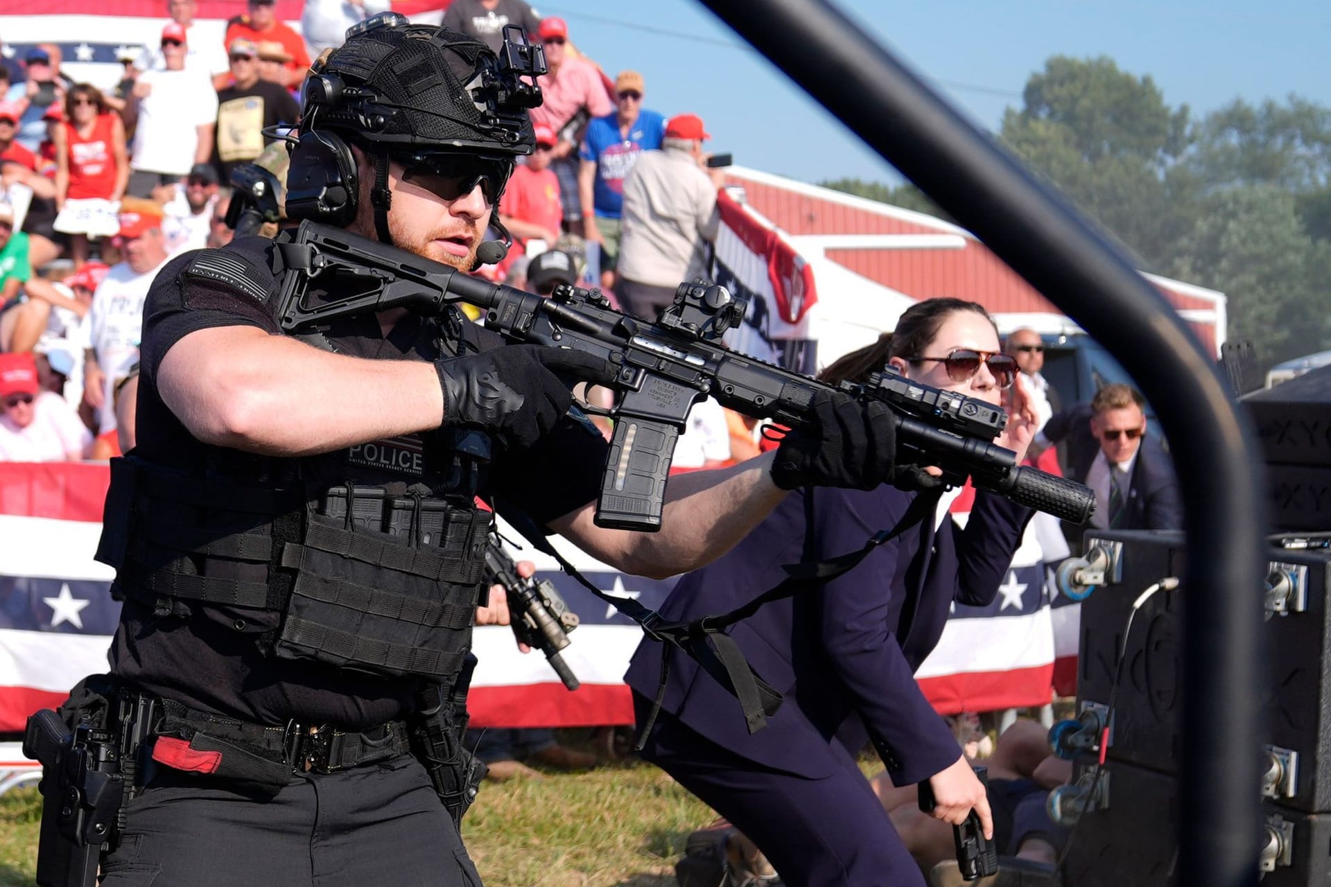 Mitarbeiter des Secret Service sichern die Umgebung der Bühne, auf der Donald Trump angeschossen wurde.