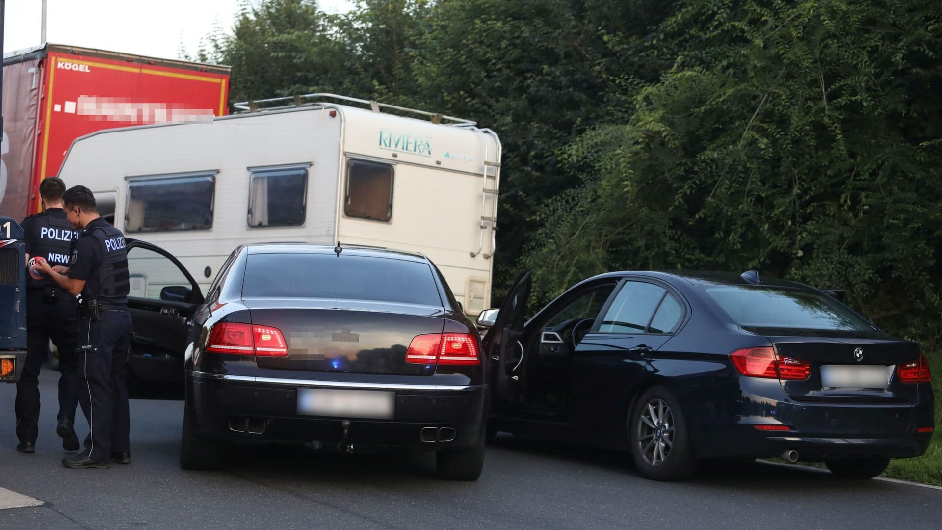 Nordrhein-Westfalen: Einsatzkräfte der Polizei stehen an einem Tatort an einem Rastplatz an der A3.