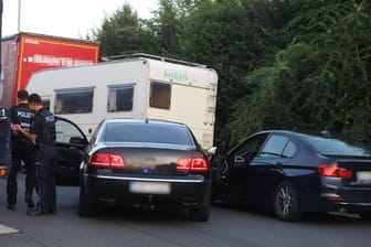 Nordrhein-Westfalen: Einsatzkräfte der Polizei stehen an einem Tatort an einem Rastplatz an der A3.