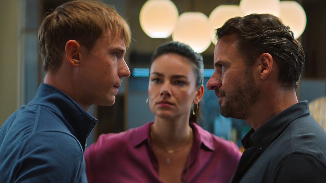 Dennis Mojen als Jan, Janina Uhse als Pia und Stephan Luca als Matthias in "Spieleabend": In dem Film kommt es zu einem pikanten Nackt-Tischtennis-Turnier zwischen Jan und Mat.