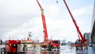 Ein neues Teleskopmastfahrzeug (TMF) der Feuerwehr Hamburg mit einer Höhe von 70 Metern steht während einer Präsentation am Hafen.