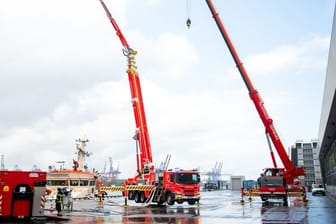 Ein neues Teleskopmastfahrzeug (TMF) der Feuerwehr Hamburg mit einer Höhe von 70 Metern steht während einer Präsentation am Hafen.