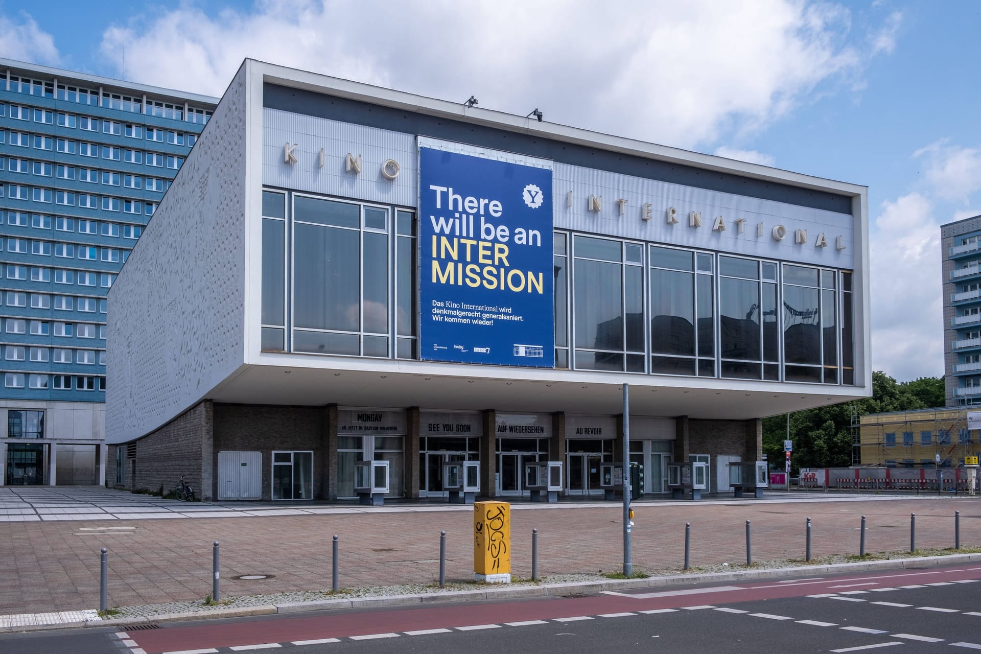 Das Kino International der Yorck Kinogruppe an der Karl-Marx-Allee (Archivbild): Es öffnet erst im Jahr 2026 wieder seine Türen.