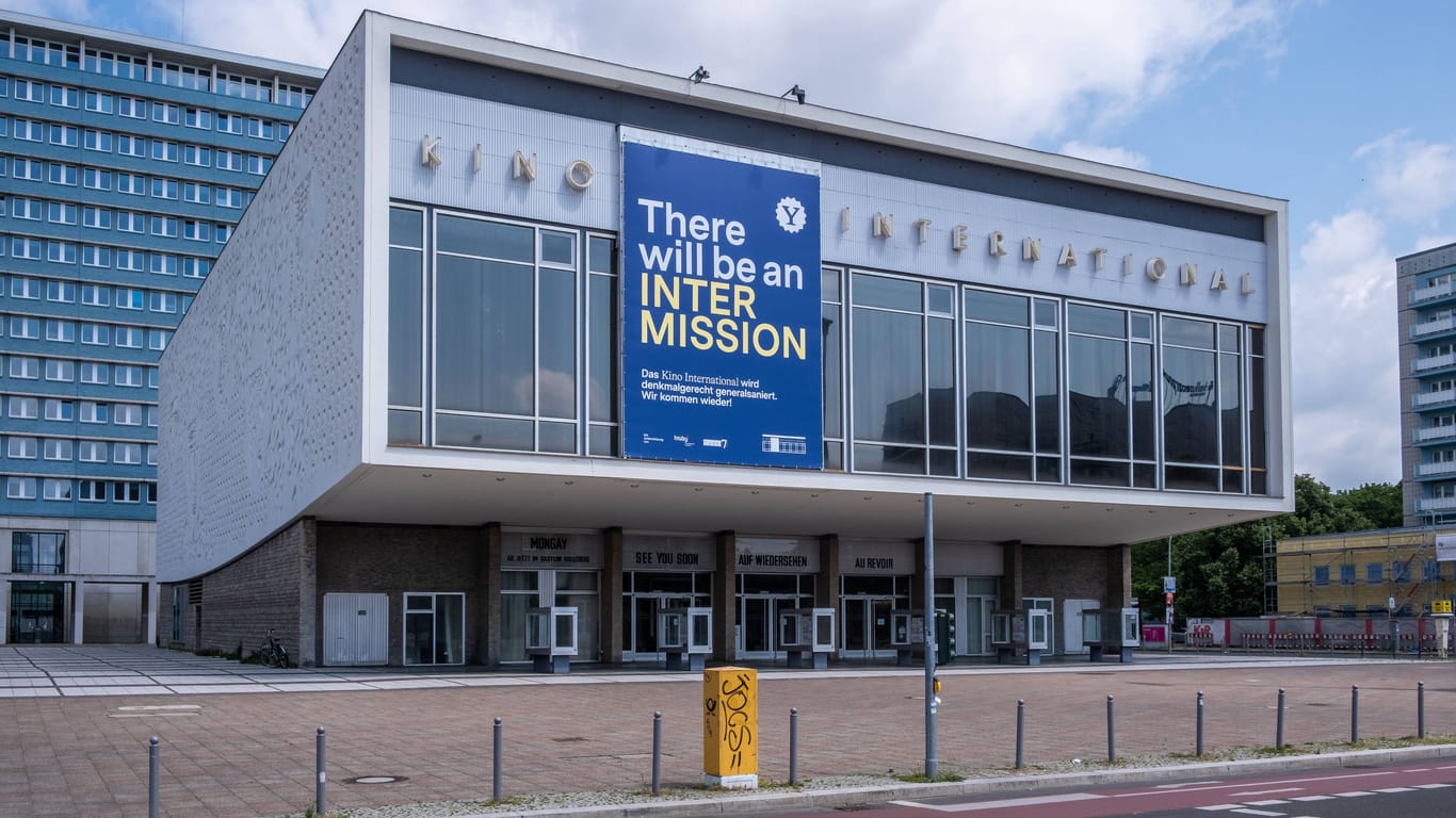 Das Kino International der Yorck Kinogruppe an der Karl-Marx-Allee (Archivbild): Es öffnet erst im Jahr 2026 wieder seine Türen.