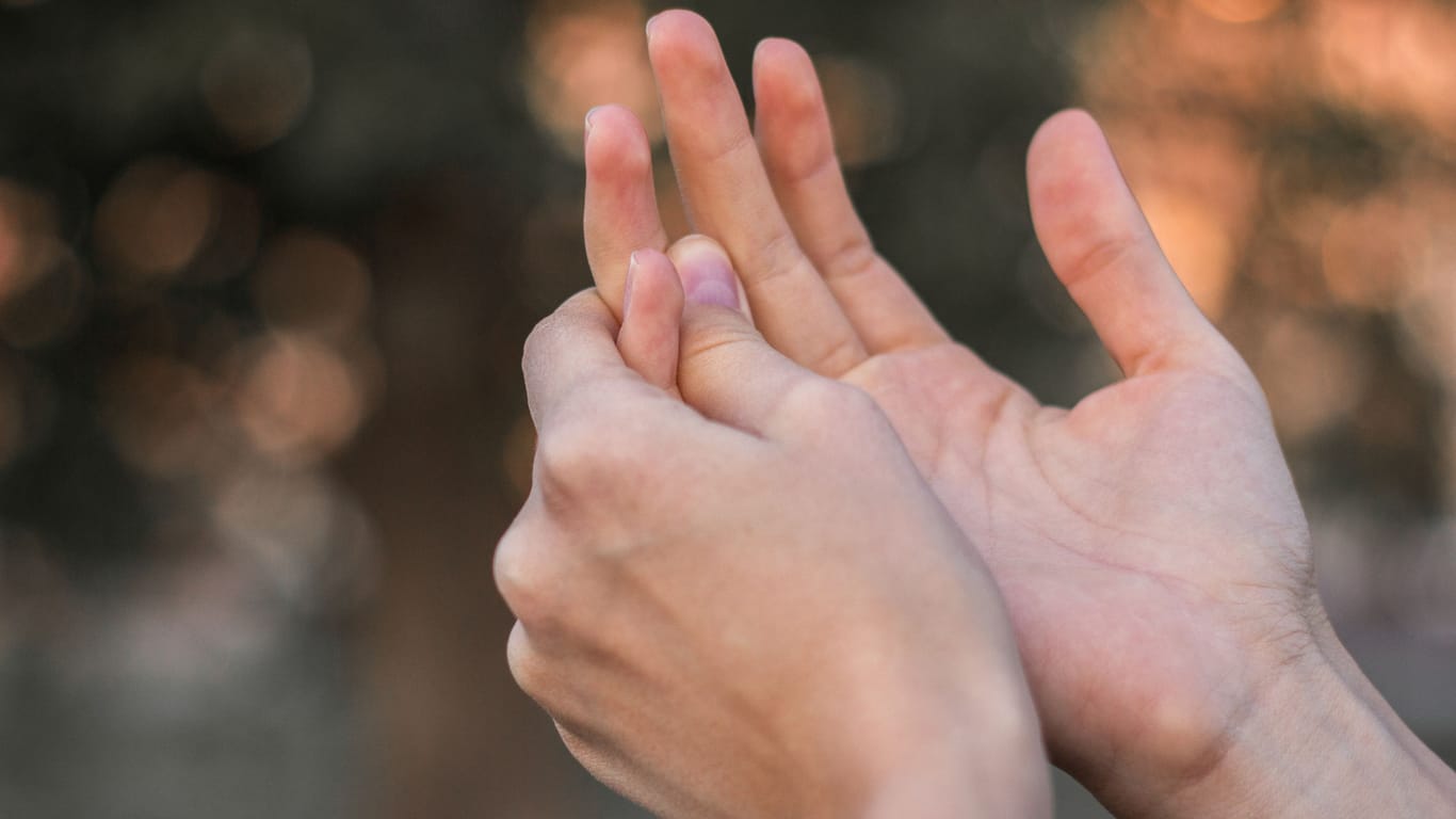 Eine Frau berührt ihre Finger (Symbolbild): Bei einem heftigen Streit biss in Berlin eine Frau einer anderen die Fingerkuppe ab.