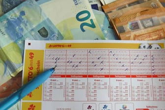 Eurojackpot-Schein auf Geldscheinen (Symbolfoto): Von letzteren hat ein Spieler aus Duisburg nun jede Menge.