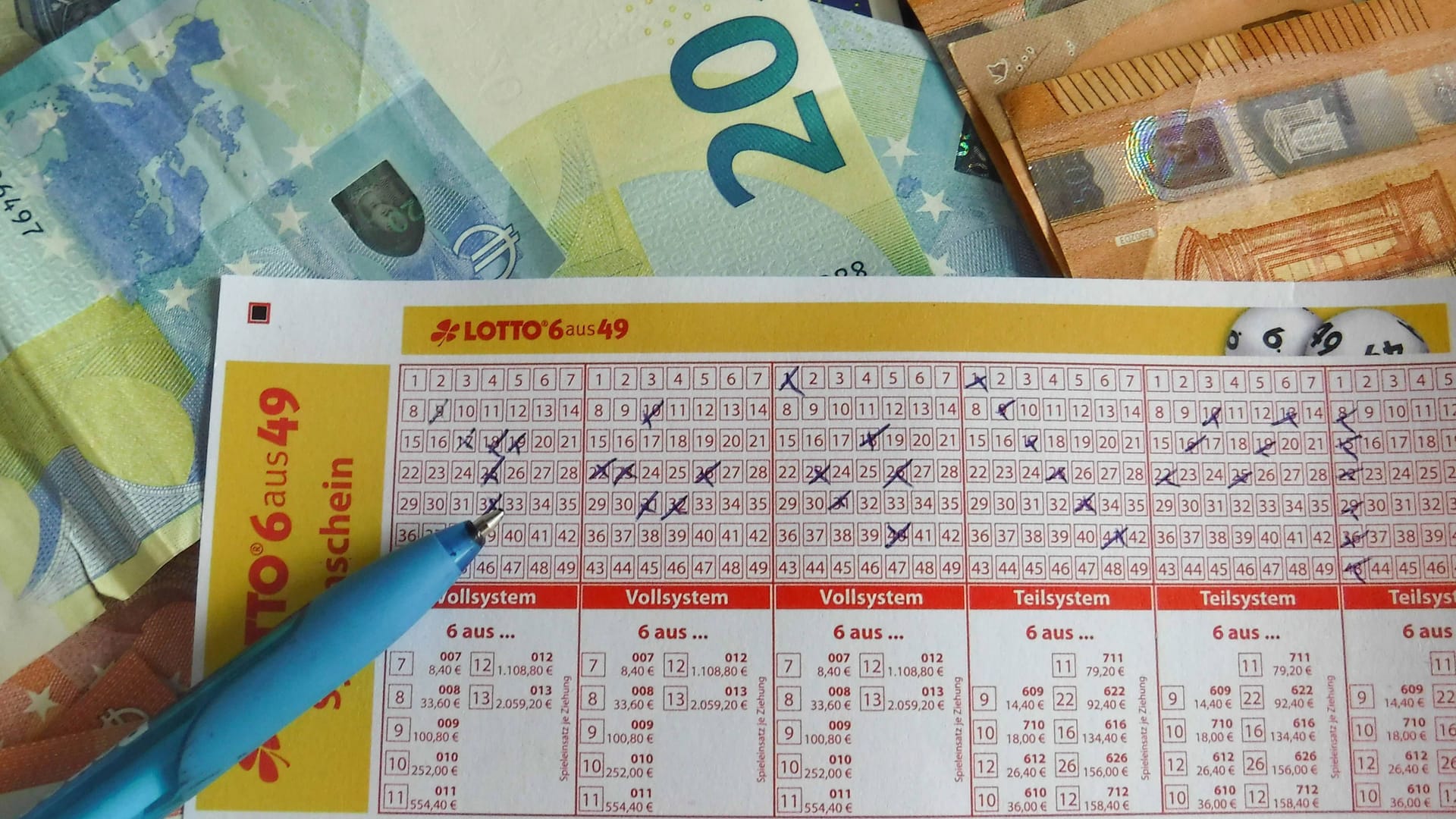 Eurojackpot-Schein auf Geldscheinen (Symbolfoto): Von letzteren hat ein Spieler aus Duisburg nun jede Menge.