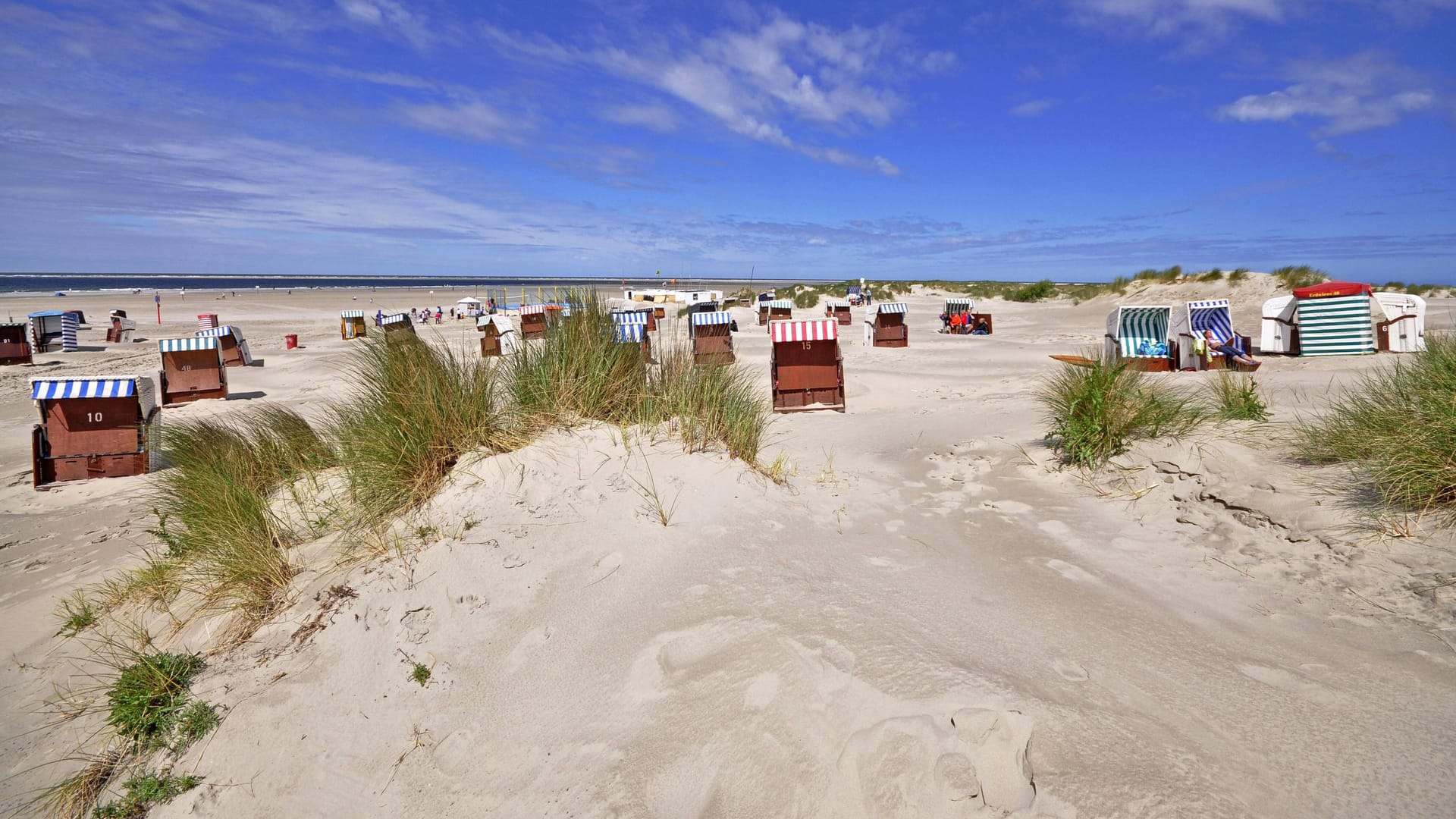 Eine Dünenlandschaft auf Baltrum (Archivbild): Auf der Insel wird nicht nur gefeiert, sondern sich auch mal ordentlich ausgeruht.