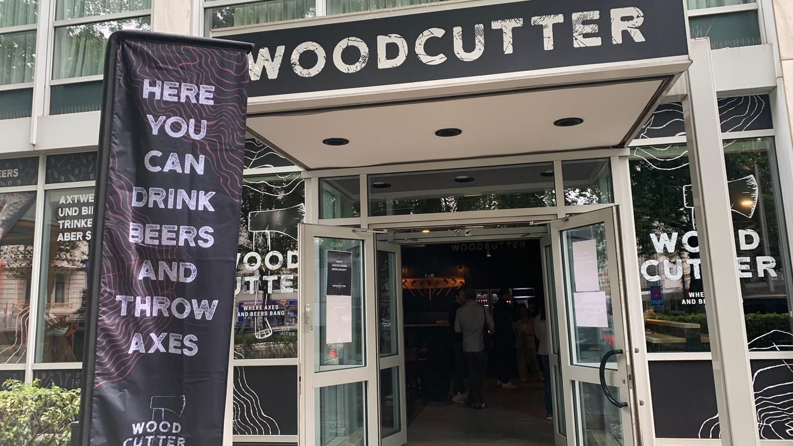 Die Woodcutter-Bar im Steigenberger Hotel: Ab Freitag kann man hier Äxte werfen und Bier trinken.