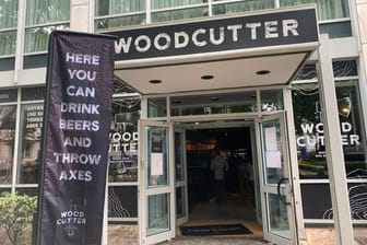 Die Woodcutter-Bar im Steigenberger Hotel: Ab Freitag kann man hier Äxte werfen und Bier trinken.