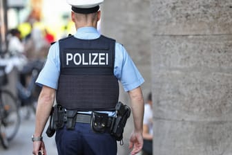Ein Polizist während eines Einsatzes in Köln (Symbolbild): Am Ebertplatz kam es binnen einer Woche zu zwei Überfällen.