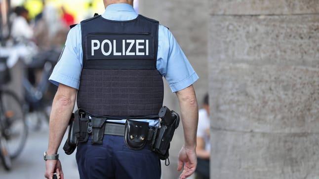 Police operation escalates at Ebertplatz – Officer bitten by dog