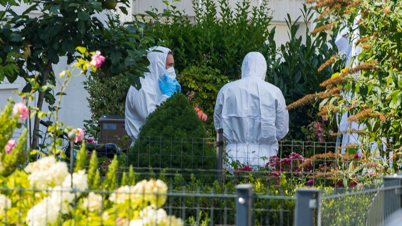 Am 20.07.2024 kam es in Frankfurt-Griesheim in der Straße "Zum Linnegraben" zu einer tödlichen Messerattacke. Eine Person wurde gegen 14:30 Uhr auf offener Straße angegriffen und erlag trotz des schnellen Eingreifens der Rettungskräfte ihren Verletzungen. Die Polizei sperrte das Gebiet weiträumig ab, während die Spurensicherung vor Ort die Ermittlungen aufnahm. Unklar ist, ob der Täter gefasst wurde, Details zum Tathergang sind ebenso unklar.