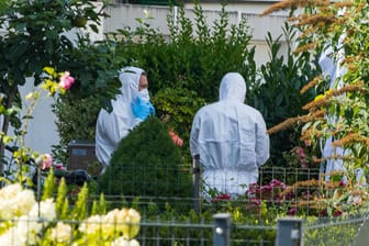 Am 20.07.2024 kam es in Frankfurt-Griesheim in der Straße "Zum Linnegraben" zu einer tödlichen Messerattacke. Eine Person wurde gegen 14:30 Uhr auf offener Straße angegriffen und erlag trotz des schnellen Eingreifens der Rettungskräfte ihren Verletzungen. Die Polizei sperrte das Gebiet weiträumig ab, während die Spurensicherung vor Ort die Ermittlungen aufnahm. Unklar ist, ob der Täter gefasst wurde, Details zum Tathergang sind ebenso unklar.