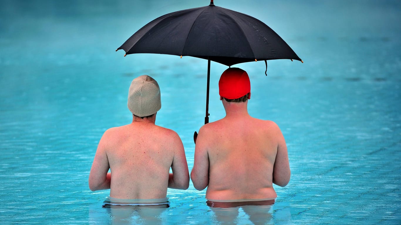 Ein 50-Meter-Becken mit Badegästen in einem Hamburger Freibad (Archivfoto).