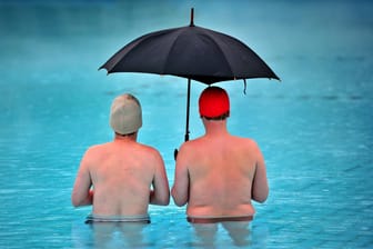 Ein 50-Meter-Becken mit Badegästen in einem Hamburger Freibad (Archivfoto).