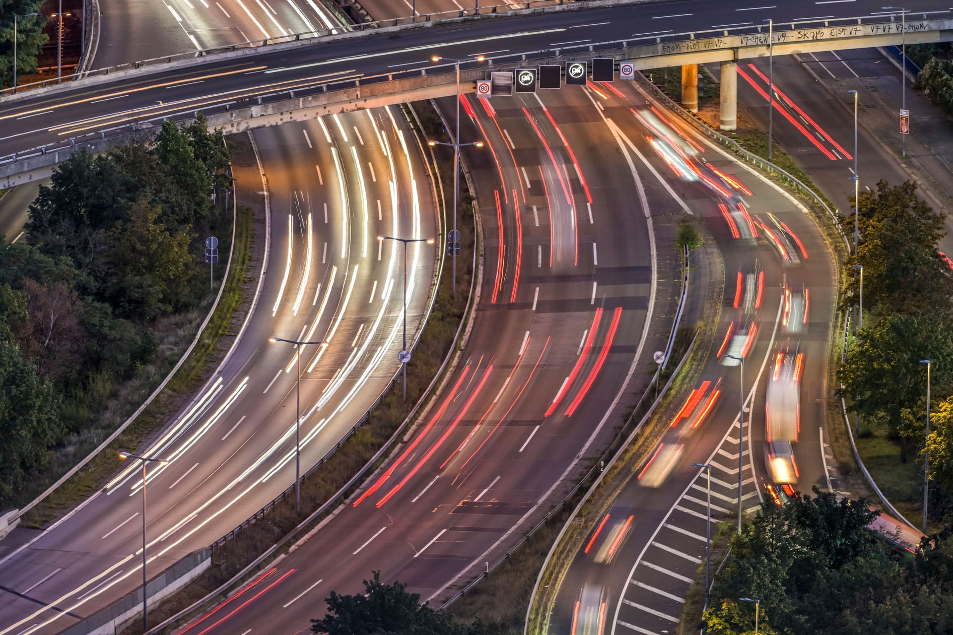 Stadtautobahn in Berlin (Symbolfoto): In Tegel kam es am Dienstag zu gefährlichen Vorfällen.