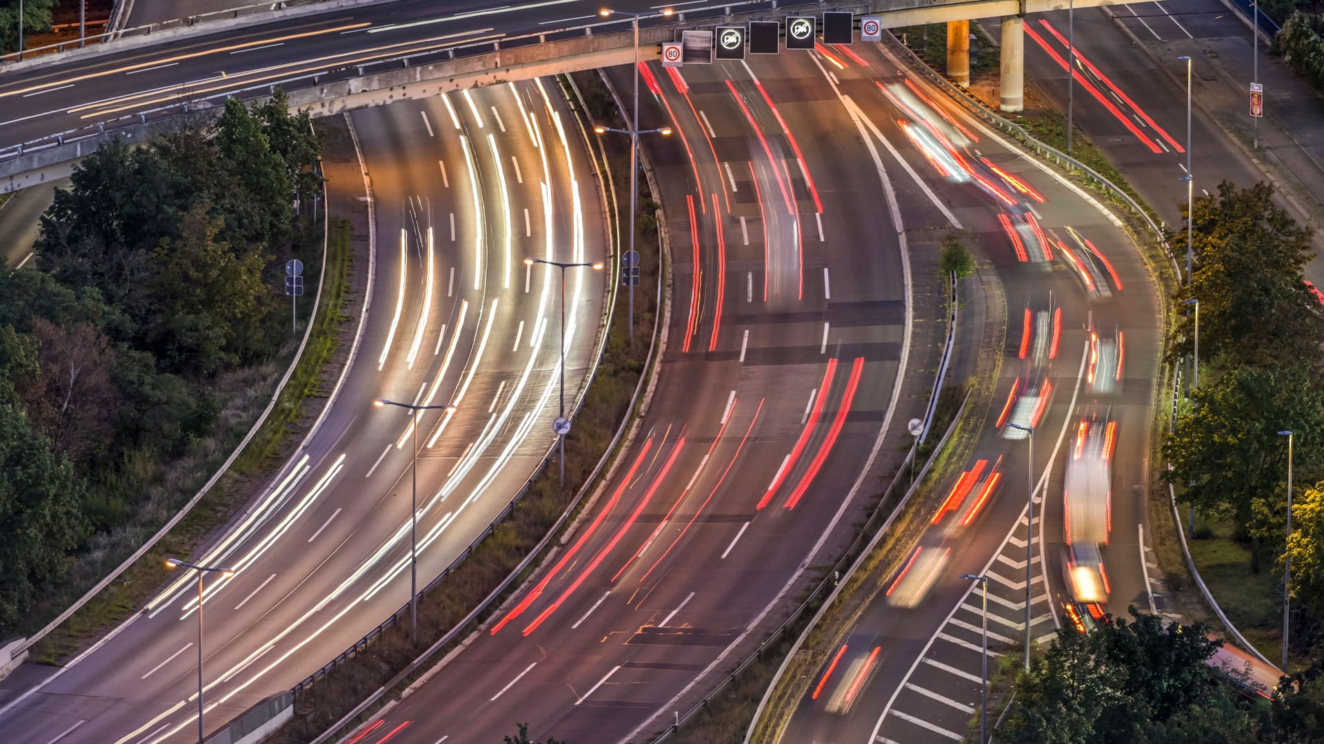 Stadtautobahn in Berlin (Symbolfoto): In Tegel kam es am Dienstag zu gefährlichen Vorfällen.