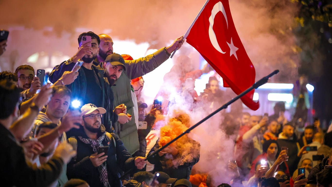Mit Pyro und Fahnen: Tausende türkische Fans haben auf Hamburgs Straßen den Einzug ins EM-Viertelfinale gefeiert.