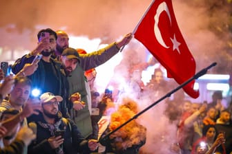 Mit Pyro und Fahnen: Tausende türkische Fans haben auf Hamburgs Straßen den Einzug ins EM-Viertelfinale gefeiert.