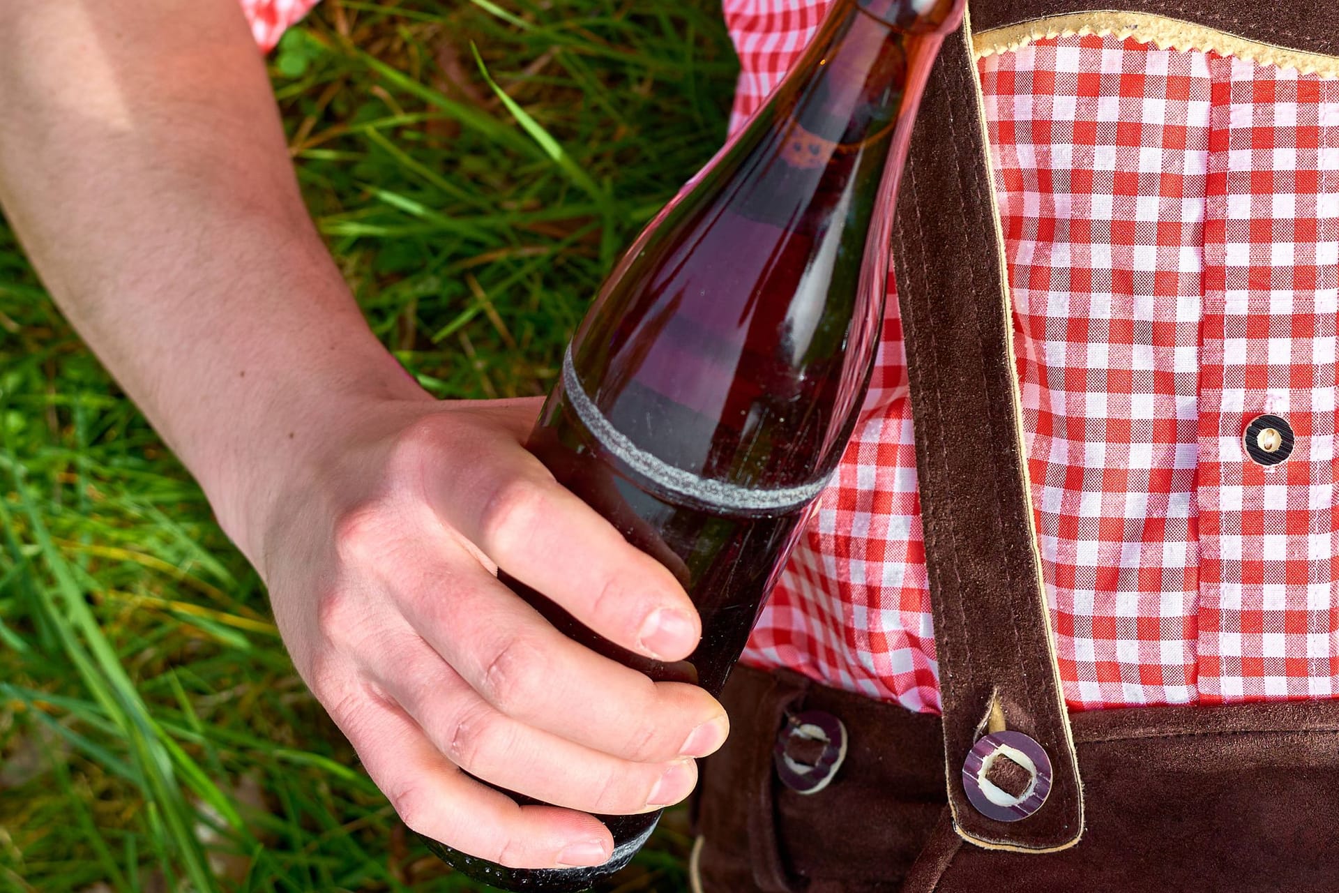 Bierflasche: Der weiße Ring fällt vor allem bei dunklen Flaschen auf.