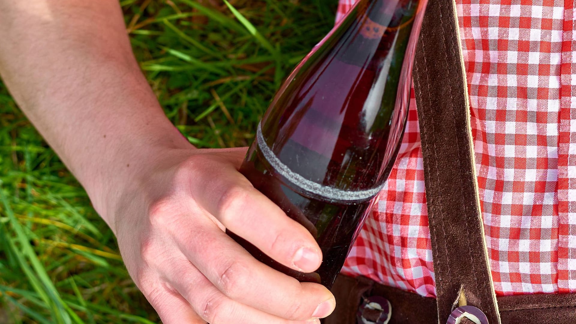 Bierflasche: Der weiße Ring fällt vor allem bei dunklen Flaschen auf.