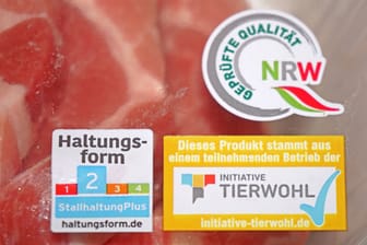 Das Tierhaltungslogo mit der Kennzeichnung 2 für Haltungsform Stall Plus: Es zeigt, ob ein Betrieb an der Initiative Tierwohl teilnimmt.