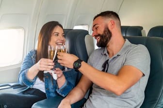Ein Glas Sekt im Flieger: Die Wirkung von Alkohol ist in der Kabine eines Flugzeugs nicht zu unterschätzen.