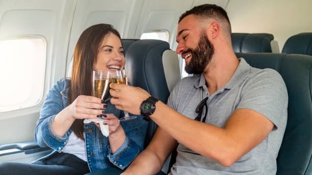 Ein Glas Sekt im Flieger: Die Wirkung von Alkohol ist in der Kabine eines Flugzeugs nicht zu unterschätzen.