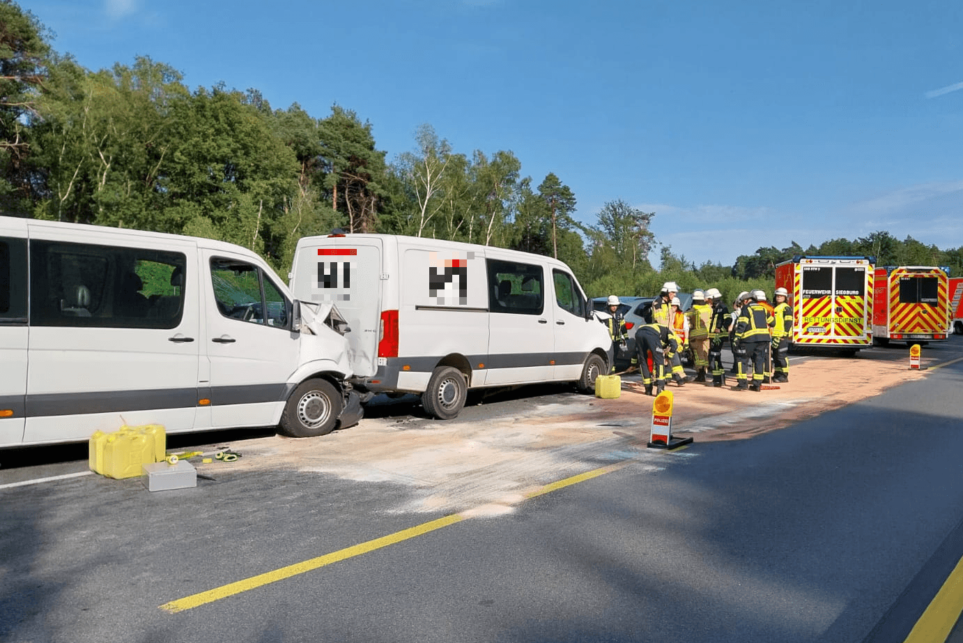 Einsatzkräfte am Unfallort: Die Feuerwehr geht von sieben Beteiligten aus.