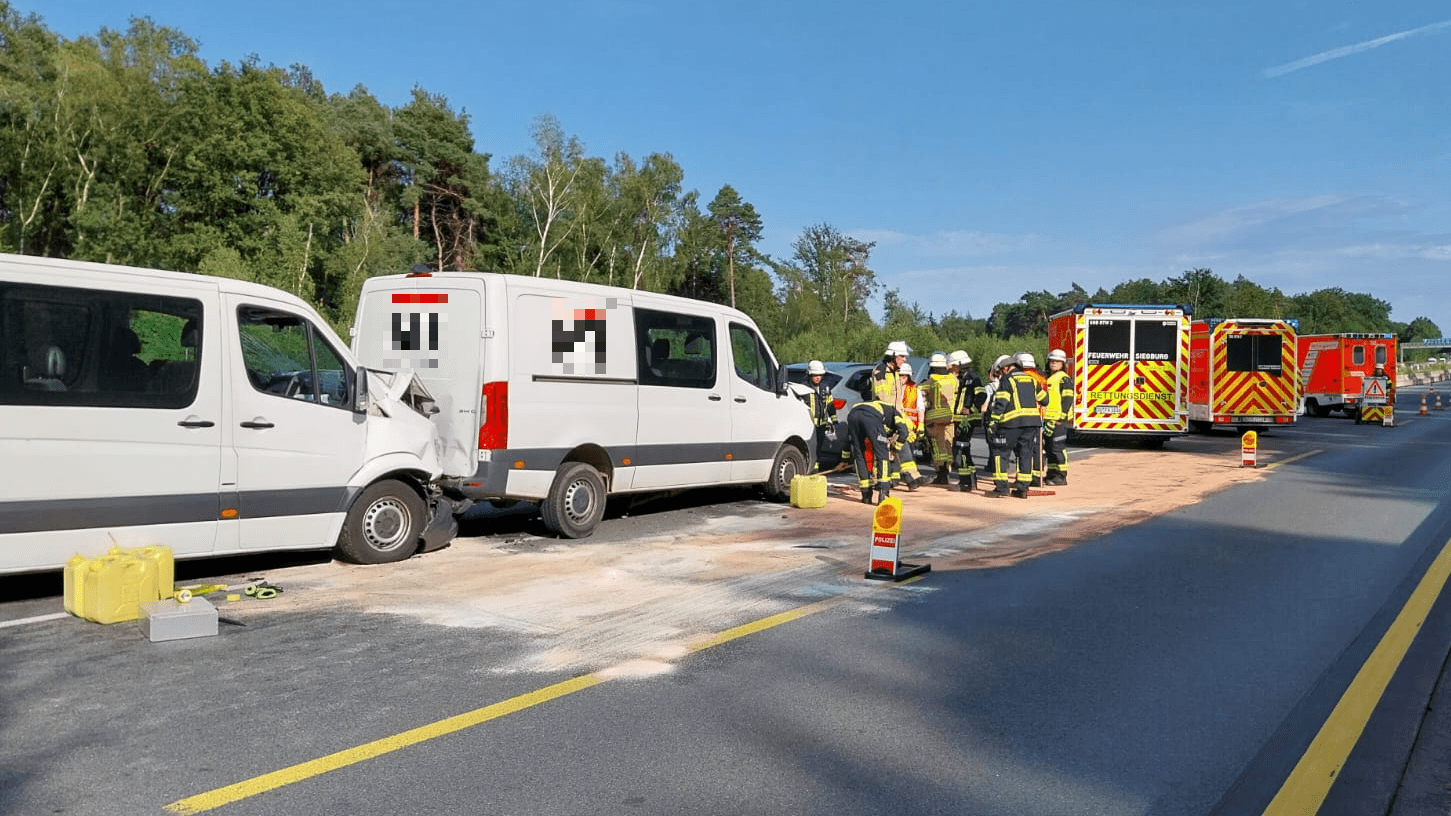 Einsatzkräfte am Unfallort: Die Feuerwehr geht von sieben Beteiligten aus.