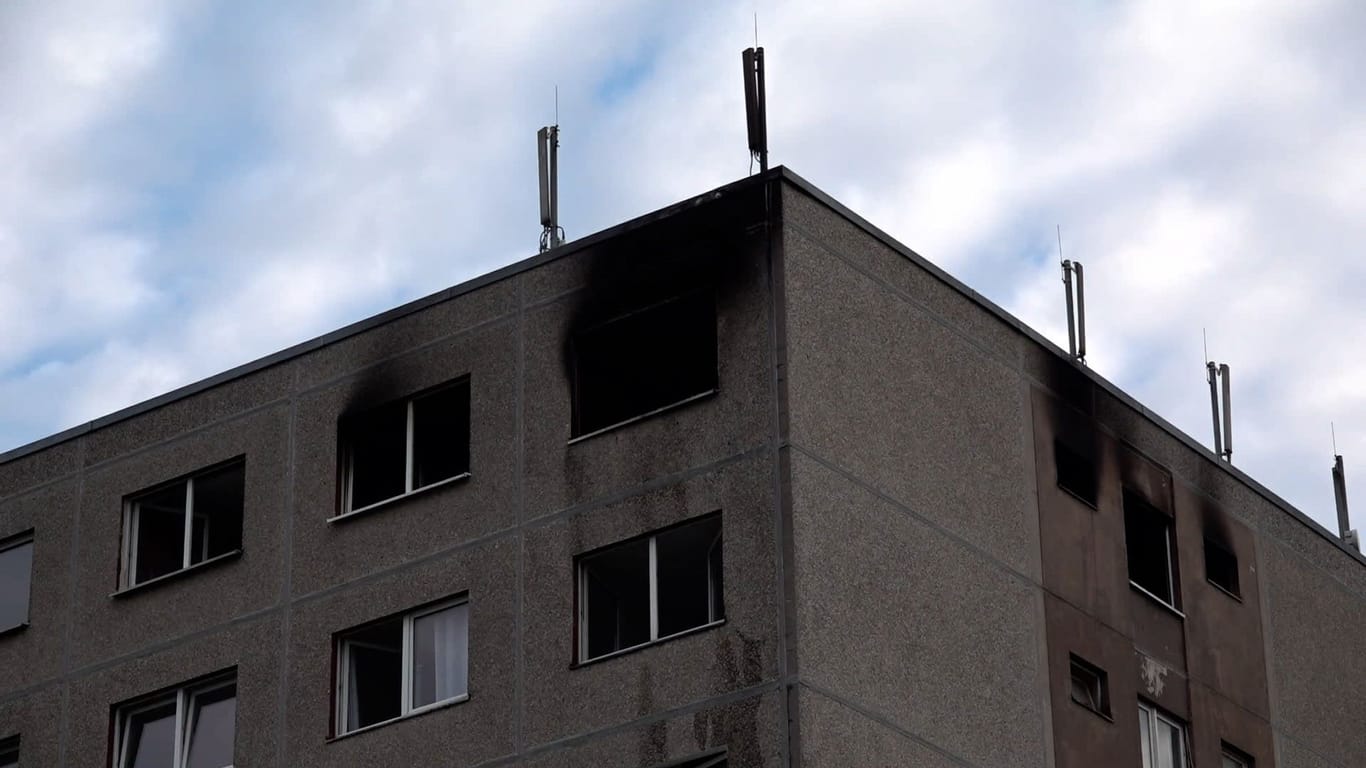 Berlin-Weißensee: Eine Person kam laut Angaben der Feuerwehr nach einem Wohnungsbrand schwer verletzt in eine Spezialklinik.