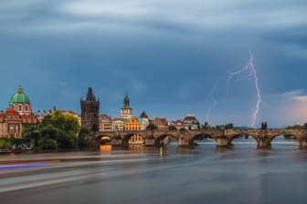 Unwetter in Prag (Archivbild): Bei einem Gewitter ist eine Person von einem Baum getroffen worden.