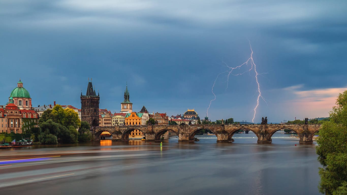 Unwetter in Prag (Archivbild): Bei einem Gewitter ist eine Person von einem Baum getroffen worden.