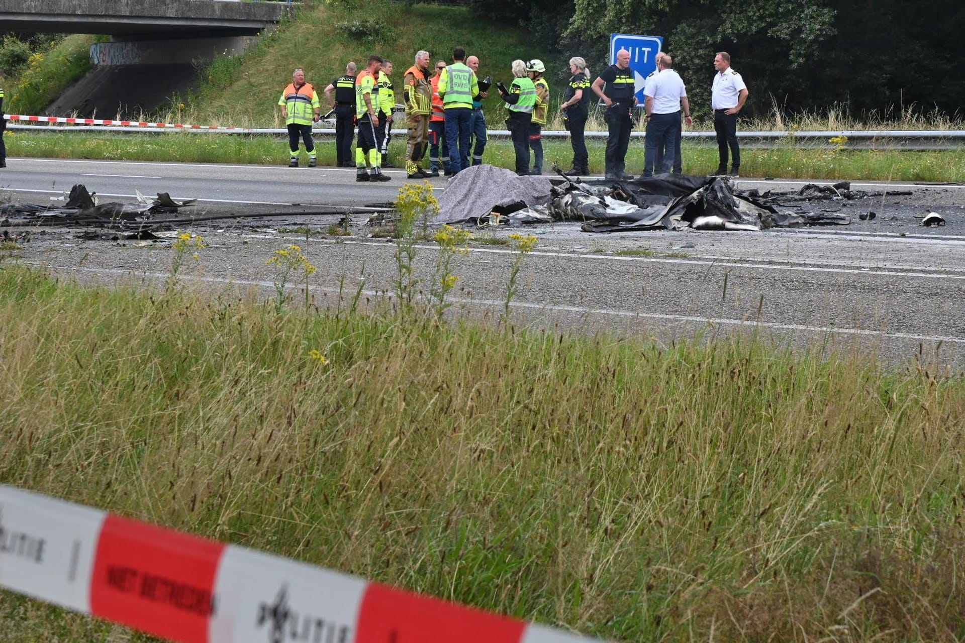 Trümmer eines abgestürzten Flugzeugs liegen auf der Autobahn A58 in den Niederlanden.