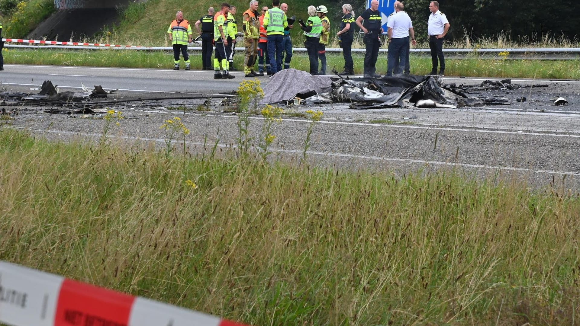 Trümmer eines abgestürzten Flugzeugs liegen auf der Autobahn A58 in den Niederlanden.