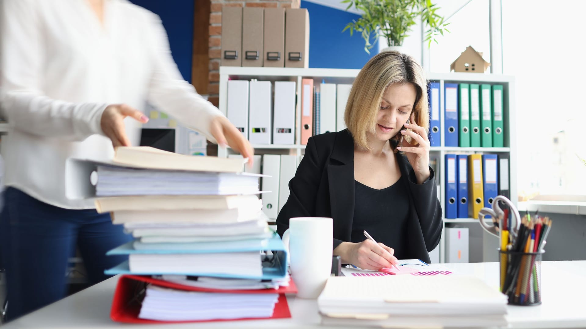 Beamte bei der Arbeit (Symbolbild): Wer dem Staat dient, hat in der Regel einen sicheren Job und ein gutes Gehalt.