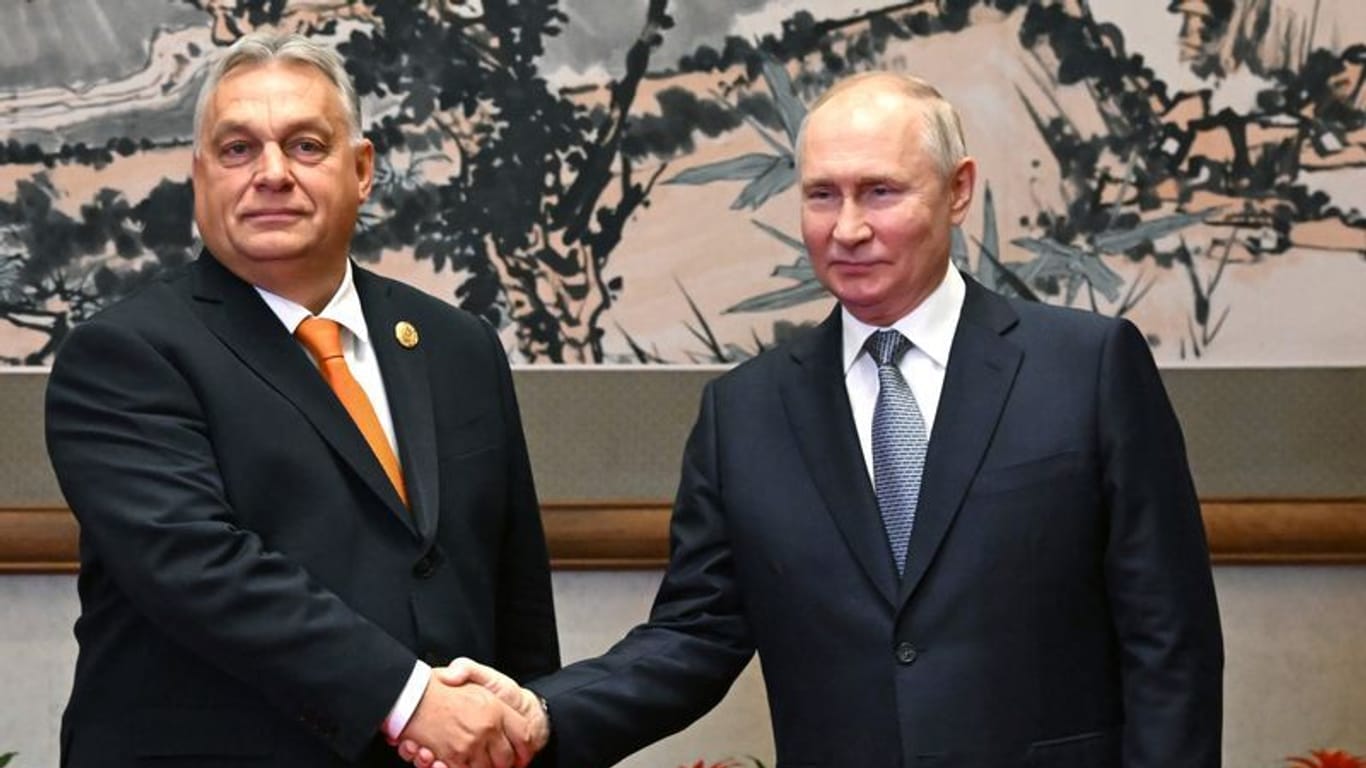 Wladimir Putin (r) und Präsident von Russland, Viktor Orbán: Am Freitag war Orbán nach Moskau gereist.
