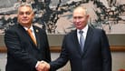 Wladimir Putin (r) und Präsident von Russland, Viktor Orbán: Erstmals seit dem Angriff auf die Ukraine reist Orbán nach Russland.