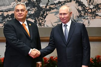 Wladimir Putin (r) und Präsident von Russland, Viktor Orbán: Am Freitag war Orbán nach Moskau gereist.